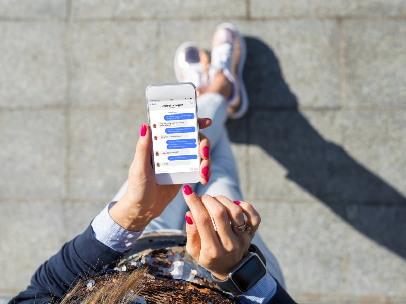 Frau chattet am handy