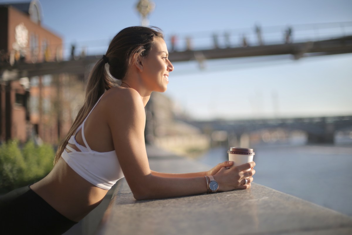 Frau mit Kaffee