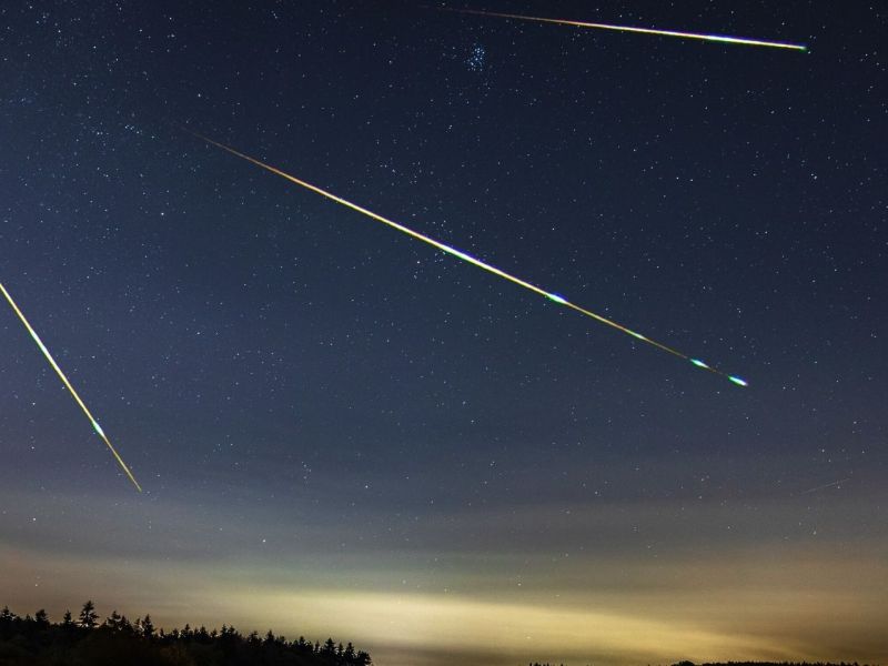 Sternschnuppen fliegen auf die Erde zu