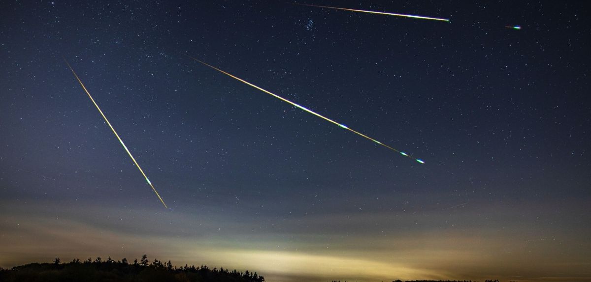 Sternschnuppen fliegen auf die Erde zu