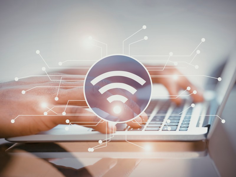 Symbol zeigt WLAN-Verbindung an Handy und Laptop