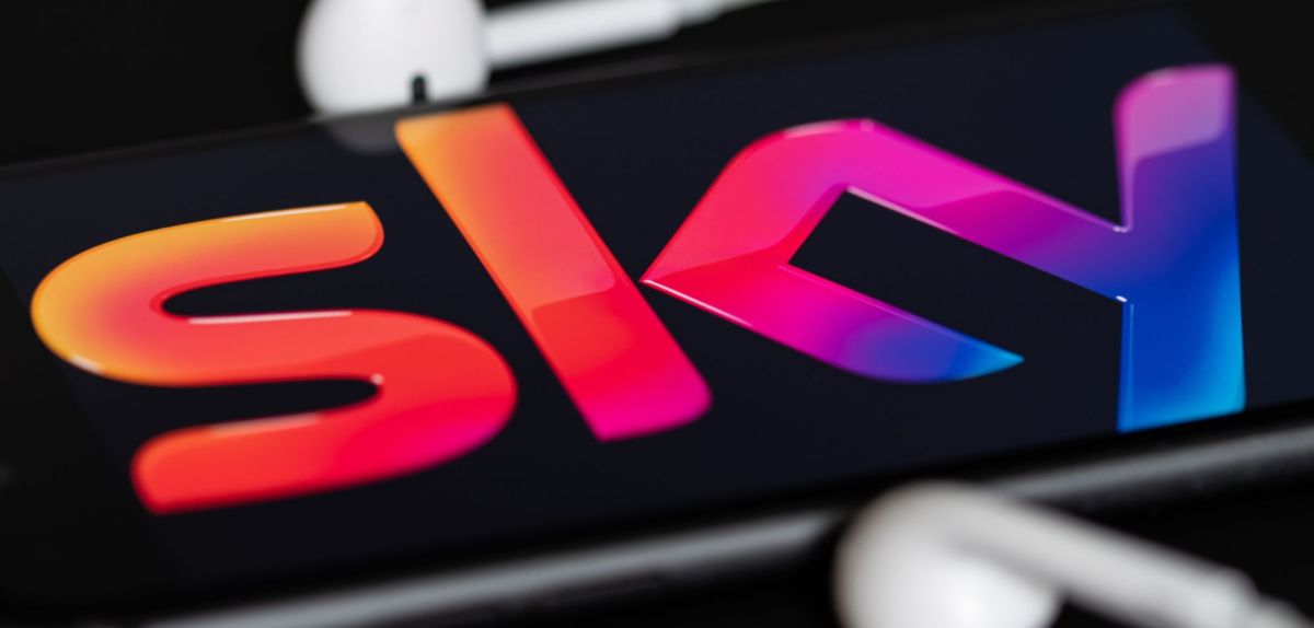 Sky-Logo mit Kopfhörern