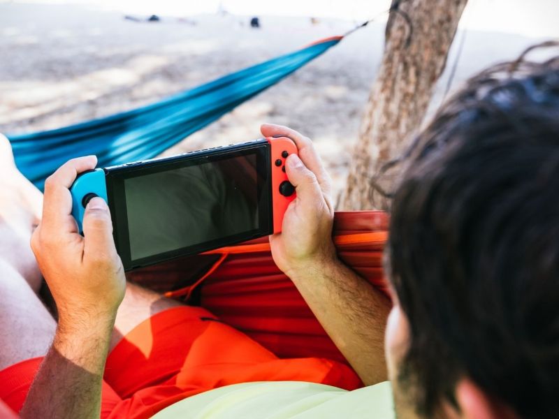 Nintendo Switch in der Hängematte spielen