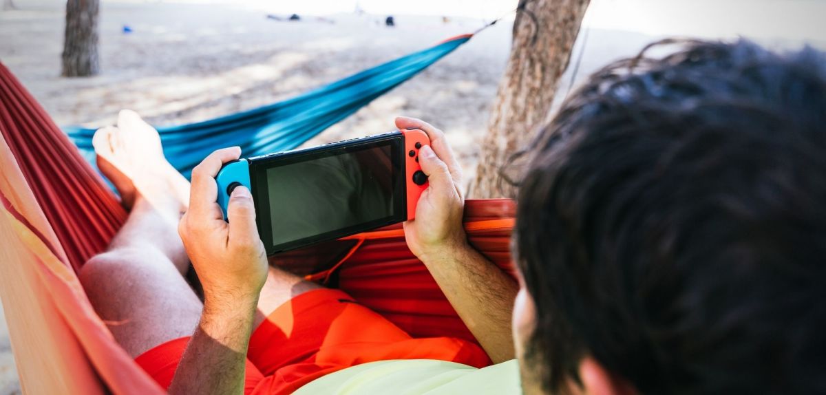 Nintendo Switch in der Hängematte spielen