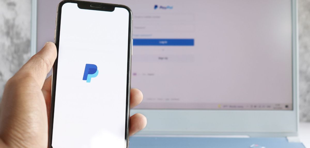 PayPal auf Smartphone und Laptop