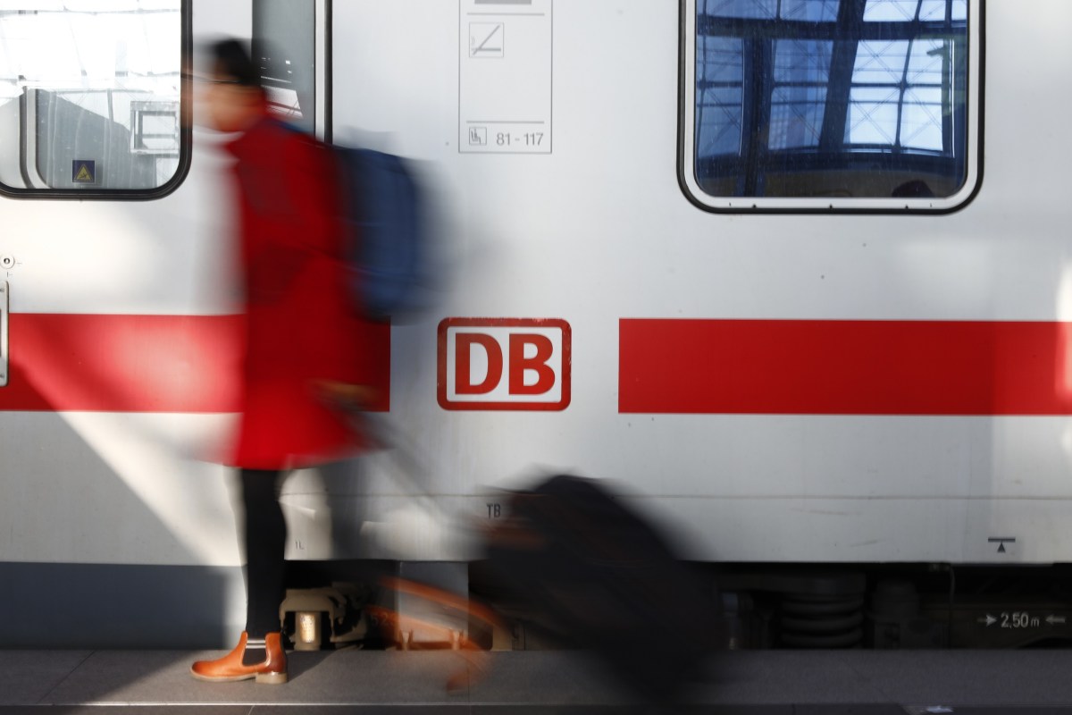 Person vor einem Zug der Deutsche Bahn.