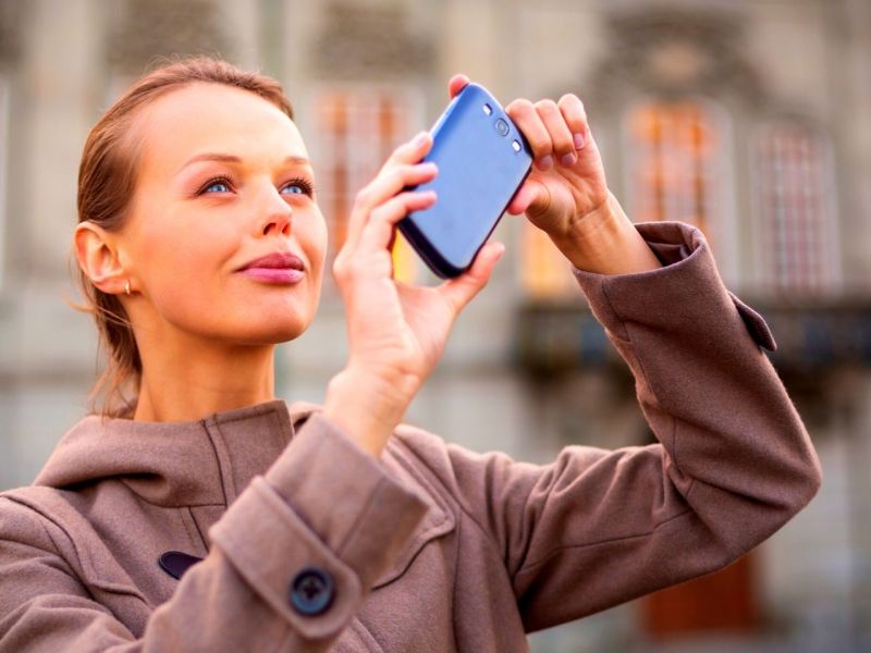 Frau macht Foto mit Smartphone