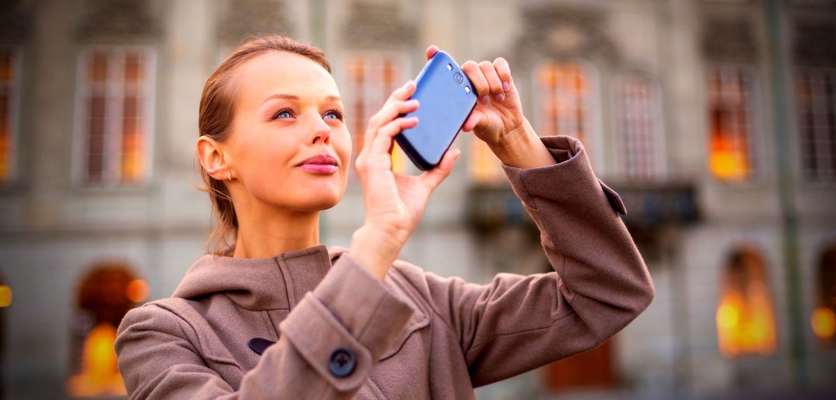 Frau macht Foto mit Smartphone