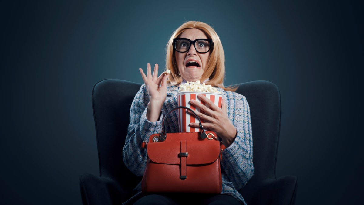 Frau schaut Horrorfilm