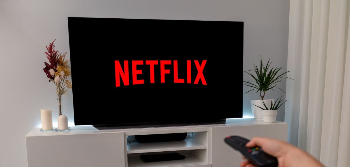 Netflix-Logo auf einem TV.