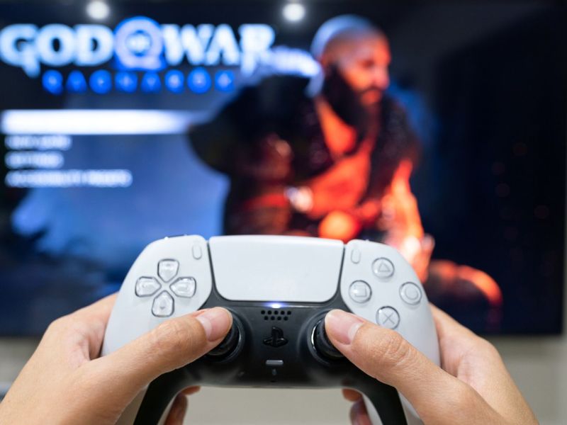 God of War Ragnarök mit Controller im Vordergrund