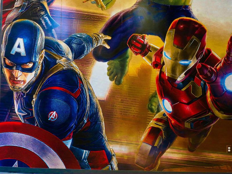 Captain America und Iron Man aus dem Marvel-Universum in einer Grafik.