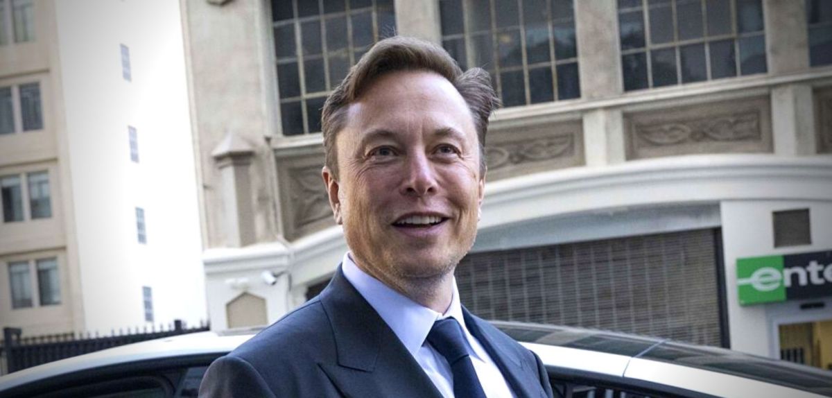 Elon Musk steht vor einem Tesla