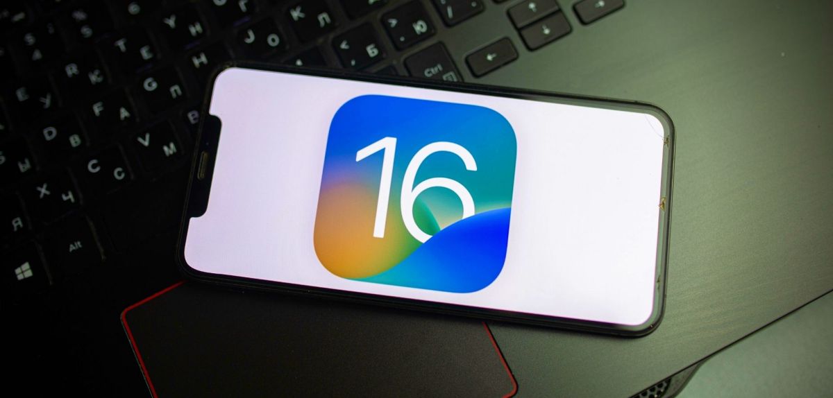Handy-Display mit dem Logo fÃ¼r iOS 16.