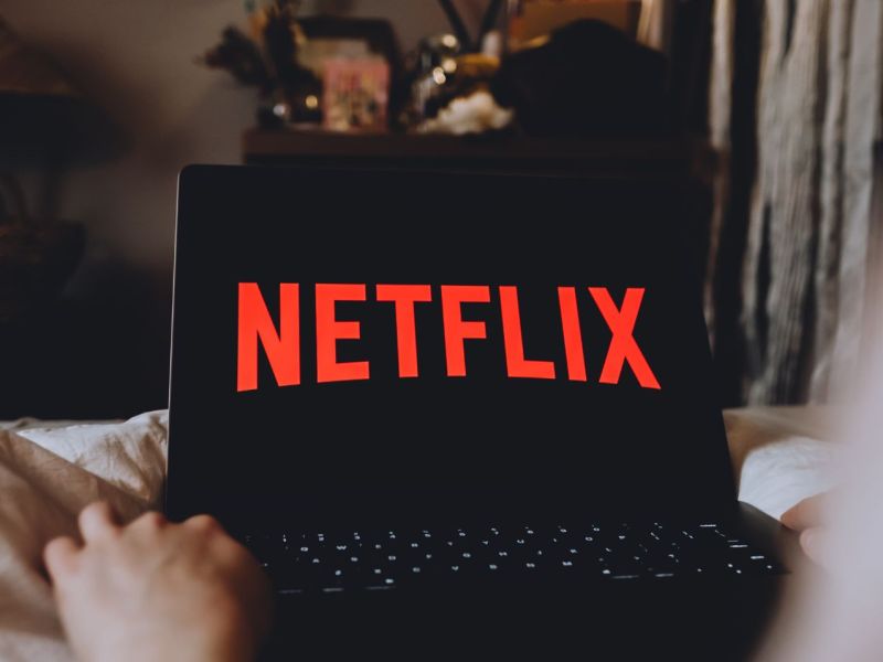 Netflix-Logo auf einem Laptop.