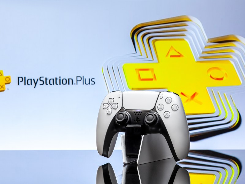 PS Plus Logo hinter Controller