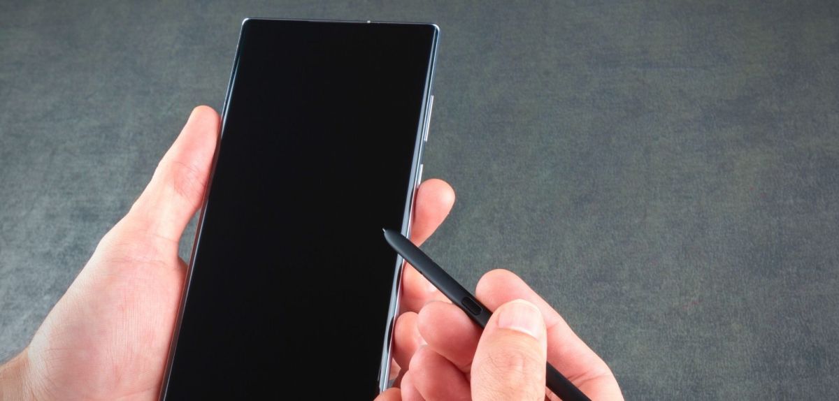 Mann hÃ¤lt ein Samsung Galaxy S22 Ultra mit Pen in der Hand.