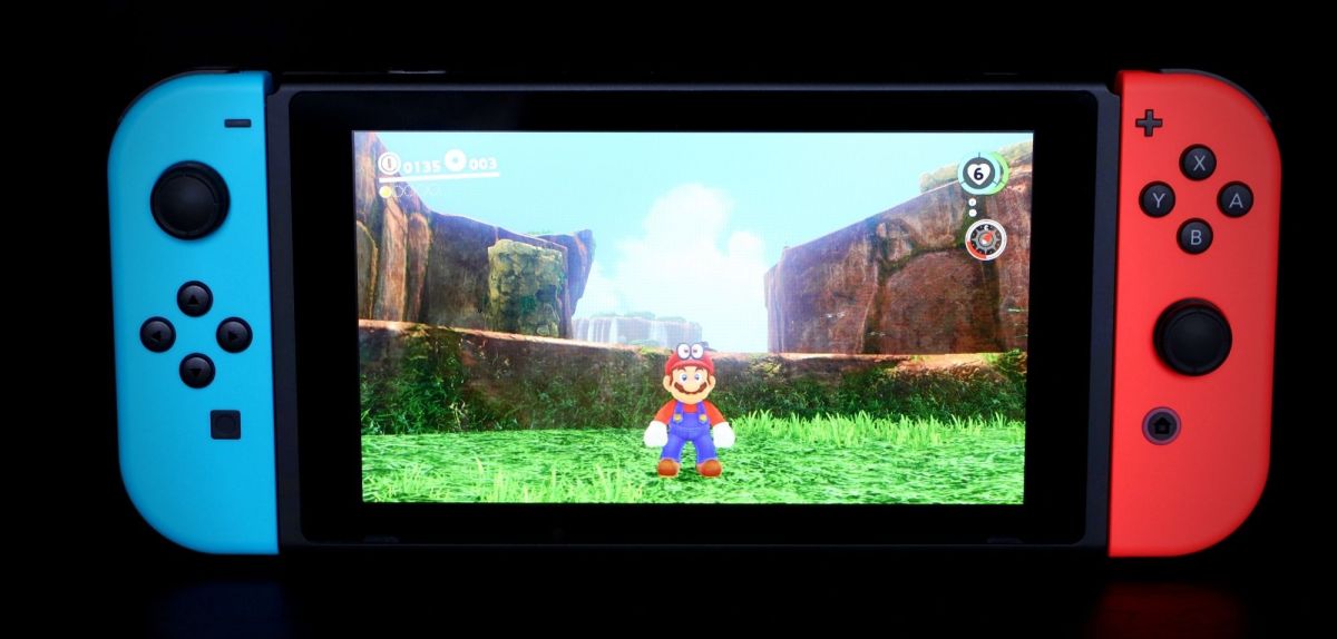 Eine Nintendo Switch mit "Super Mario Odyssey" auf dem Display.