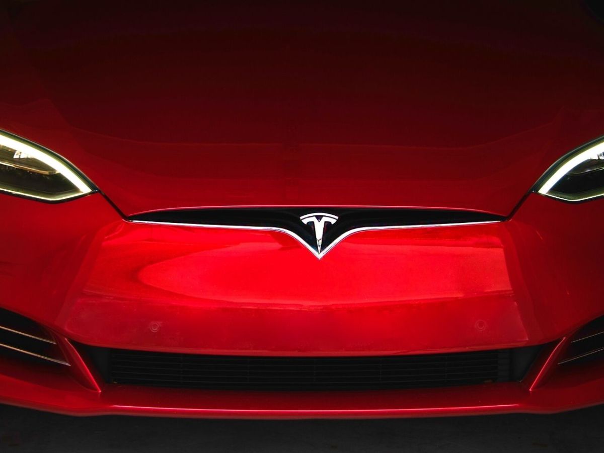 Frontansicht eines Tesla Model S.