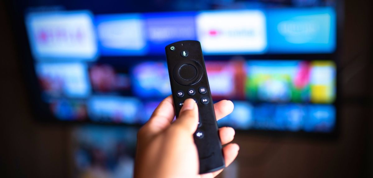 Amazon Fire TV Stick-Fernbedienung vor dem Fernseher