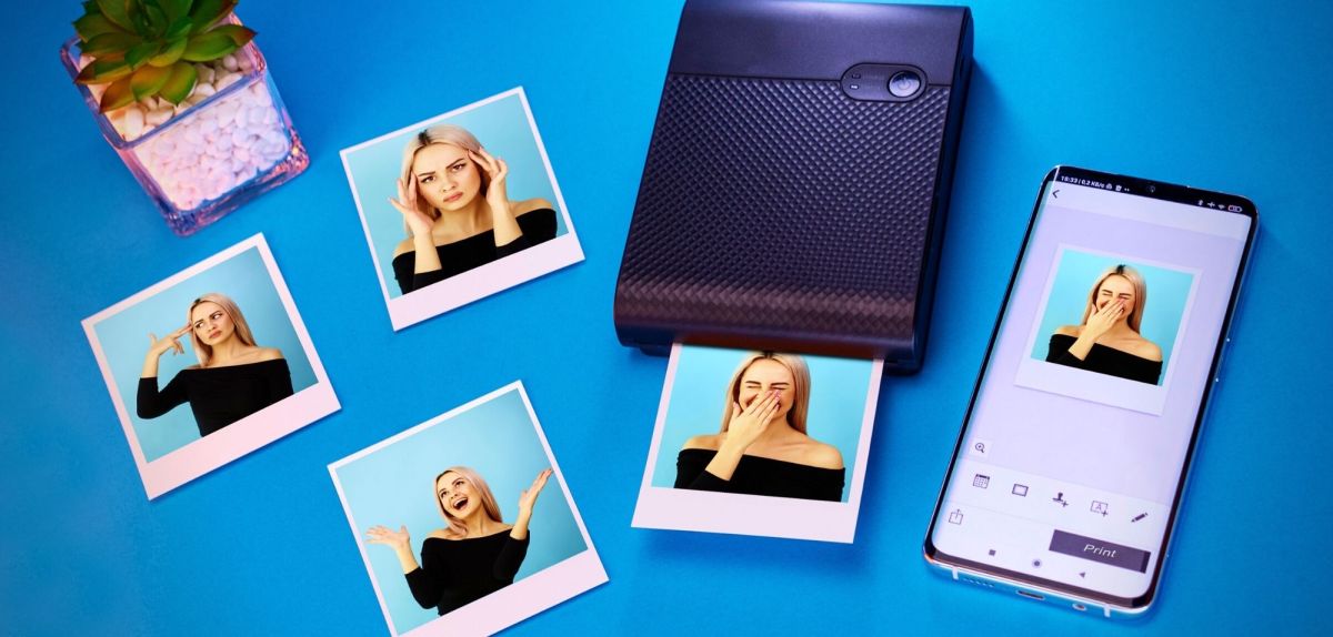 Mobiler Fotodrucker neben einem Smartphone