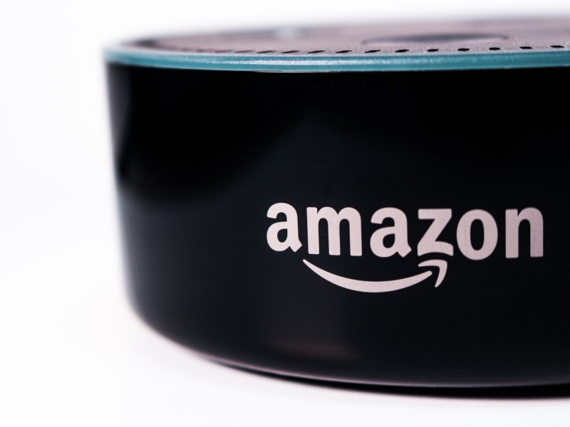 Amazons Echo mit Unternehmenslogo