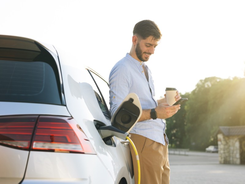 Mann lÃ¤dt sein Elektroauto an der LadesÃ¤ule