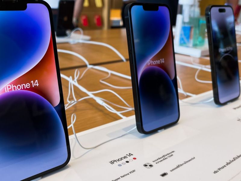 Mehrere iPhone 14-Exemplare in einem Geschäft.