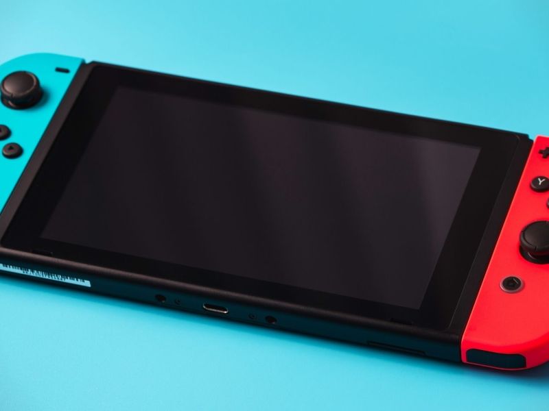 Nintendo Switch auf blauem Untergrund.