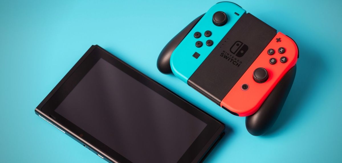 Nintendo Switch auf blauem Untergrund.