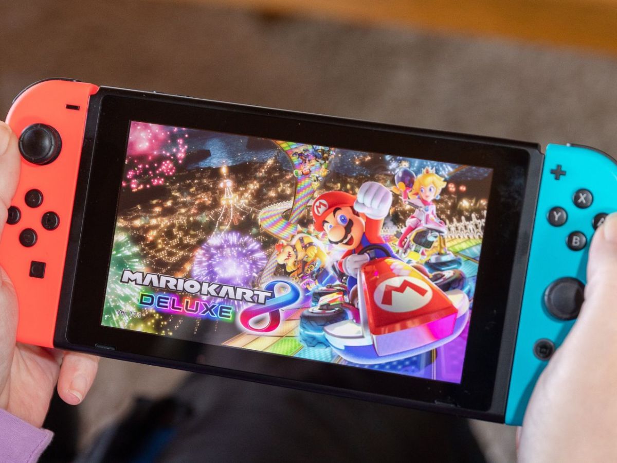 Eine Nintendo Switch mit "Super Mario Kart 8 Deluxe".