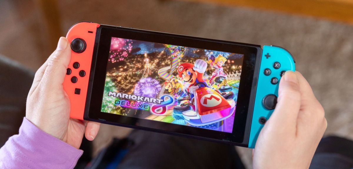 Eine Nintendo Switch mit "Mario Kart 8 Deluxe"