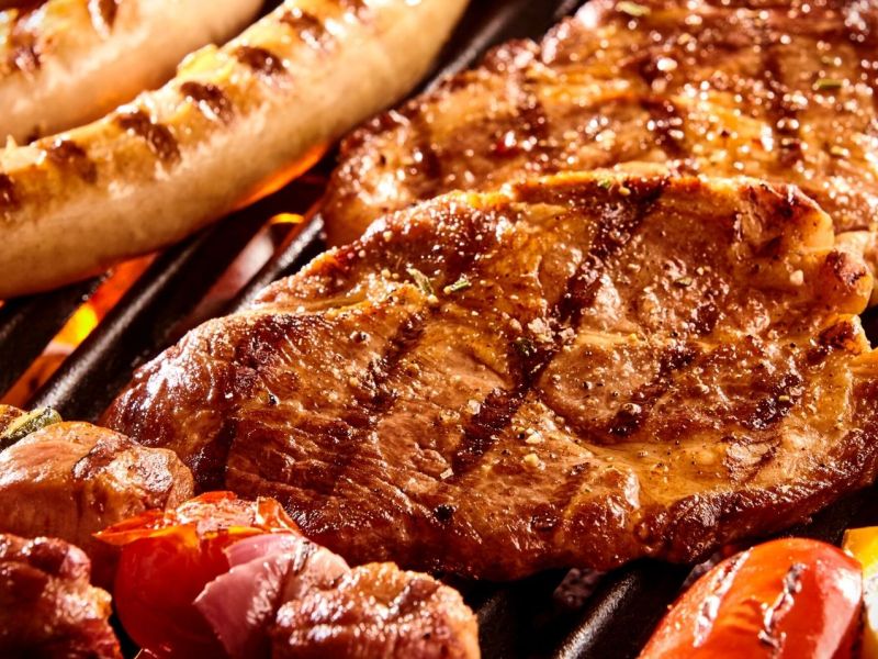 Fleisch und Gemüse auf einem Grillrost