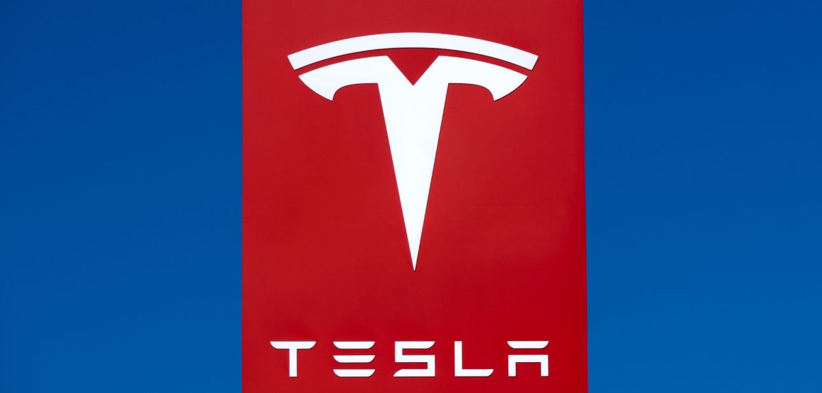 Tesla-Logo auf einem Schild