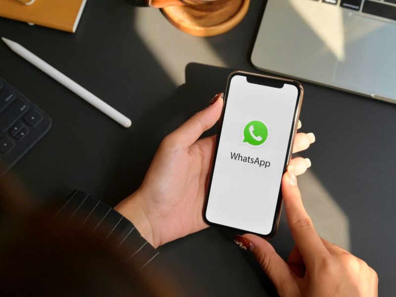 WhatsApp auf dem Smartphone im BÃ¼ro.