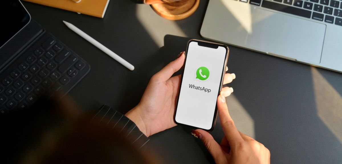 WhatsApp auf dem Smartphone im BÃ¼ro.