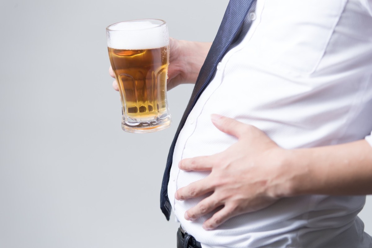 Mann mit Bier in der Hand und Bierbauch