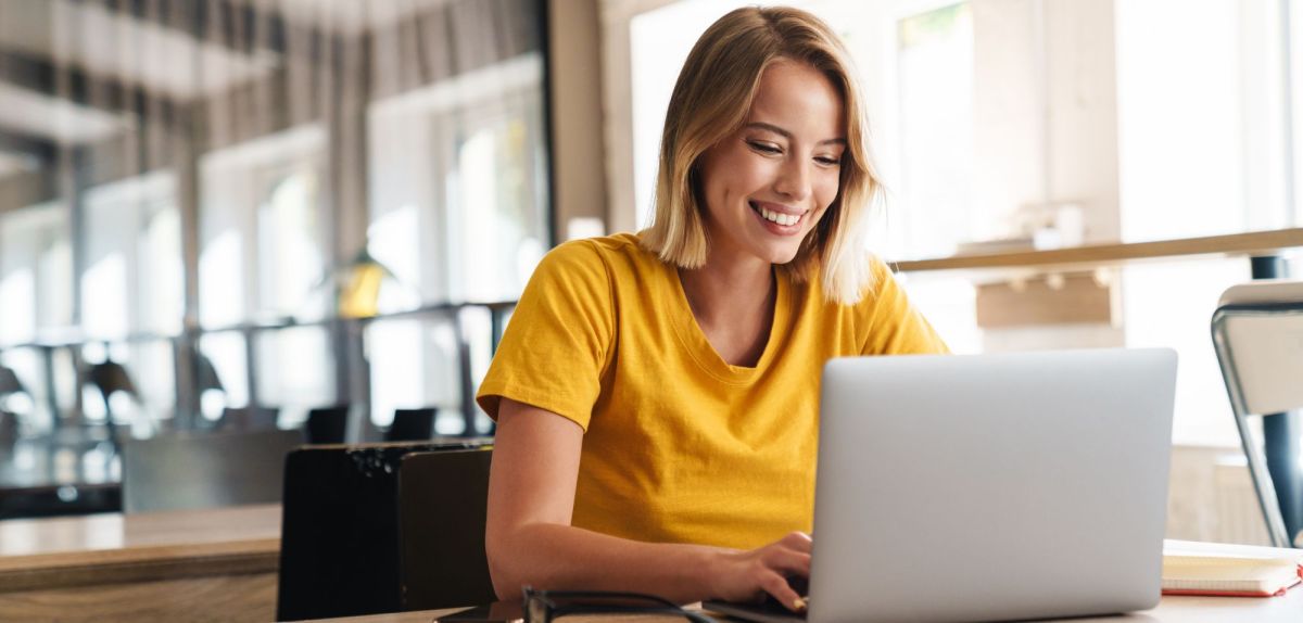 Frau mit Lächeln am Laptop