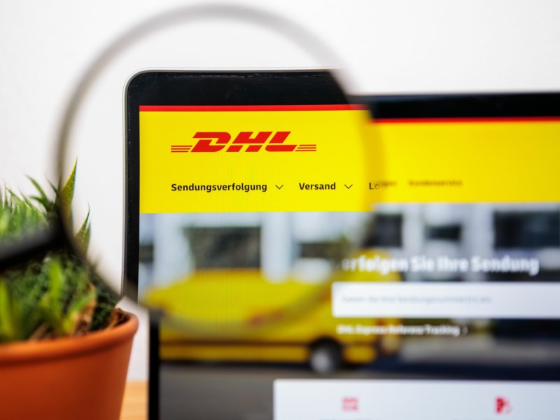 DHL-Seite auf dem Laptop