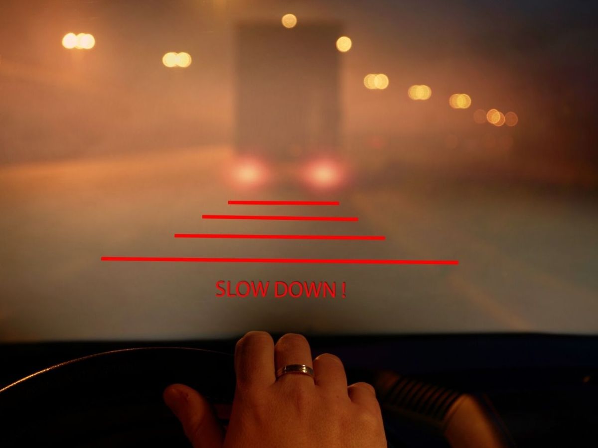 Anzeige eines Head-up-Displays auf der Windschutzscheibe eines Autos