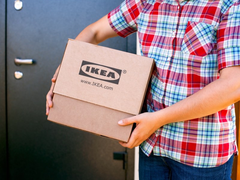 Mann mit Ikea-Paket