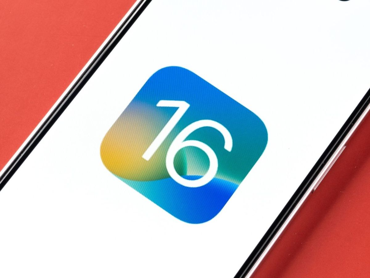 Grafische Darstellung eines Handys mit dem Logo fÃ¼r iOS 16 drauf.