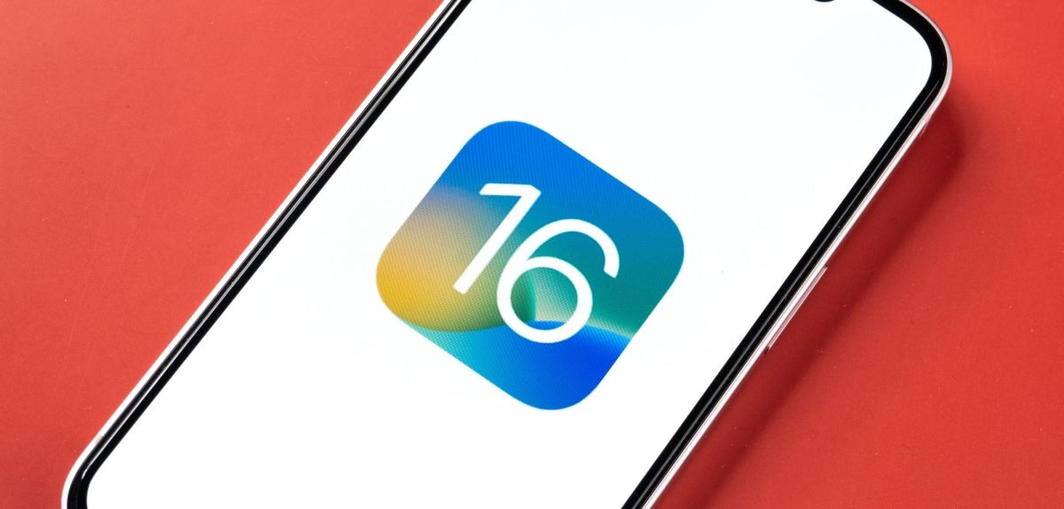 Grafische Darstellung eines Handys mit dem Logo fÃ¼r iOS 16 drauf.