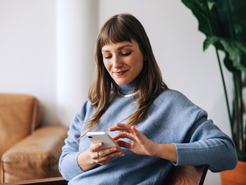 Frau mit kleinem Smartphone