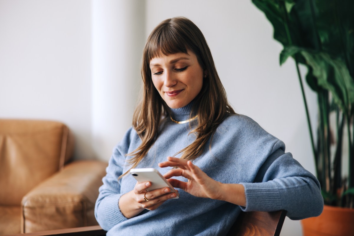 Frau mit kleinem Smartphone