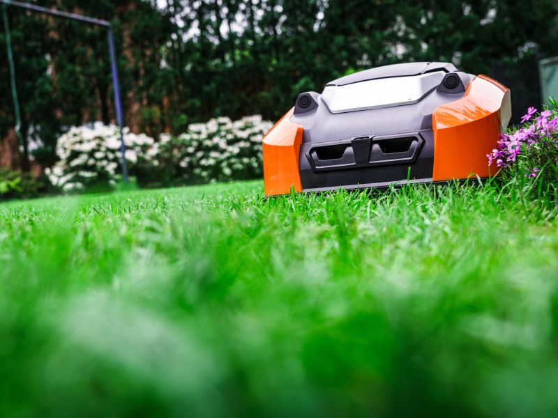 MÃ¤hroboter mit GPS im Garten