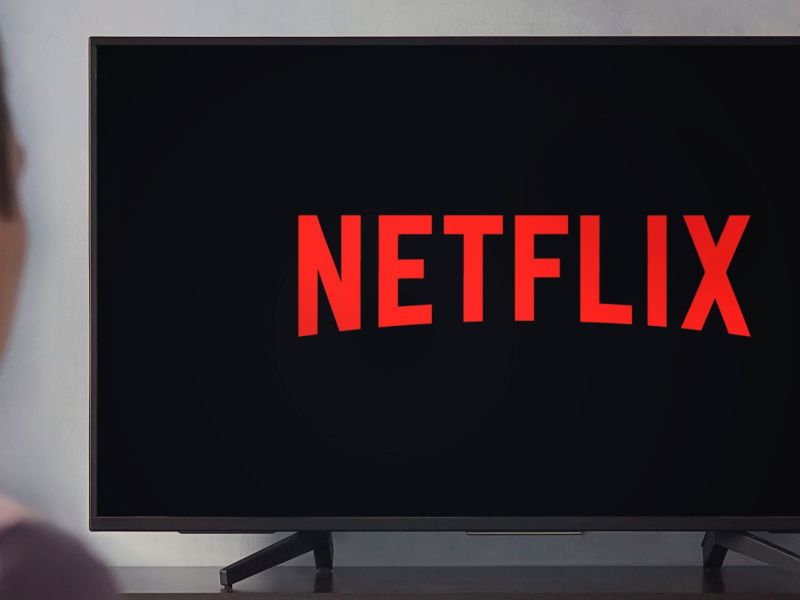 Mann schaut Netflix auf dem Fernseher