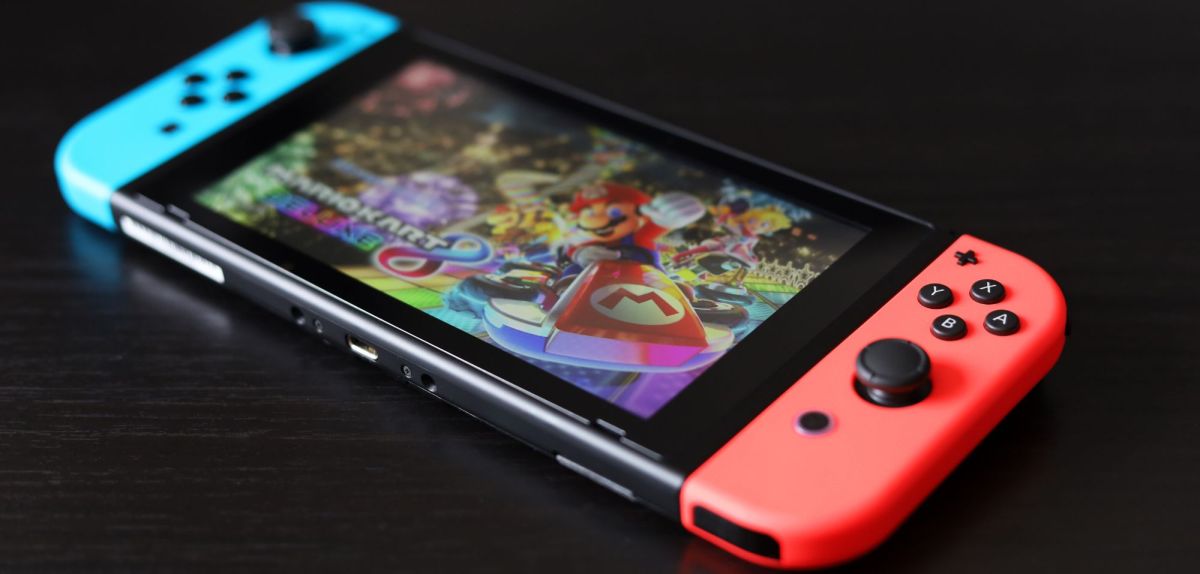 Eine Nintendo Switch mit "Mario Kart 8 Deluxe" auf dem Bildschirm.