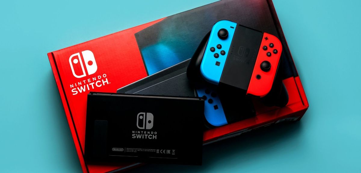 Eine Nintendo Switch mitsamt Verpackung.