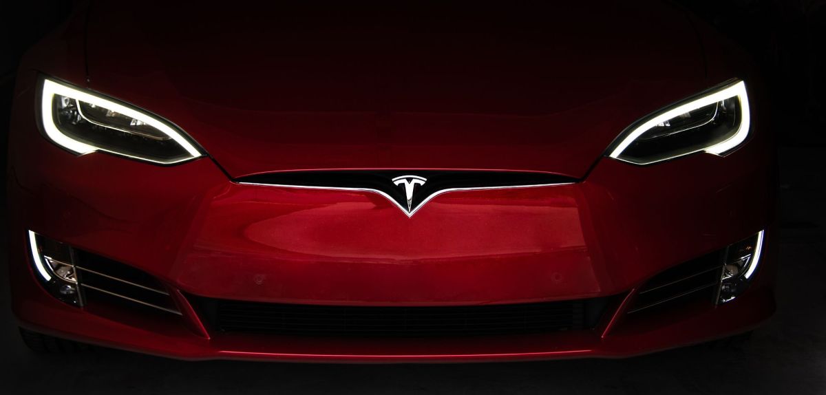 Frontansicht eines Tesla Model S.